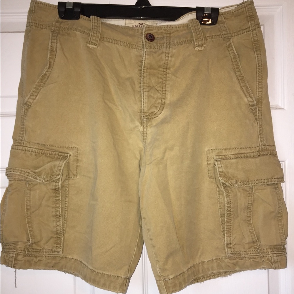 Men’s khaki shorts